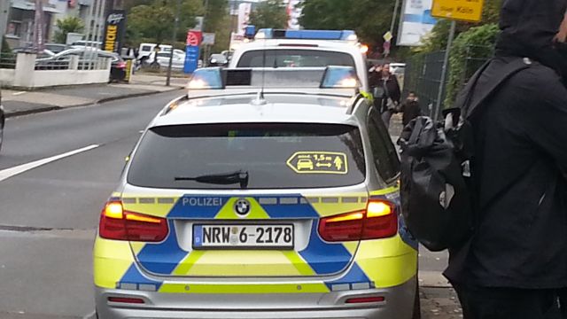 der anonyme Brief, vergrößert und gerahmt - die fröhlichen armen Würstchen grinsen nur