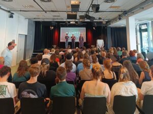 Begrüßung auf der Konferenz mit mehr als 130 Teilnehmer:innen