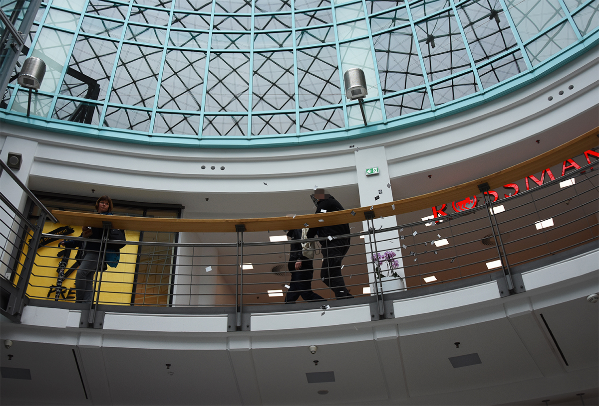 Caffier verteilt Bilder der NSU Opfer in Rostock