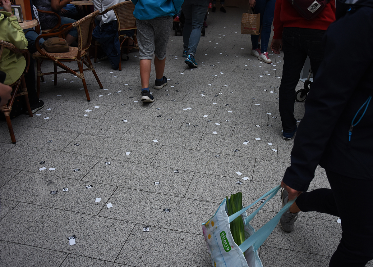 Caffier verteilt Bilder der NSU Opfer in Rostock