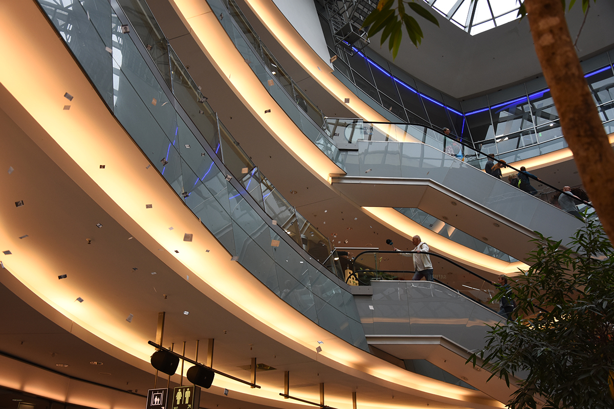 Caffier verteilt Bilder der NSU Opfer in Rostock