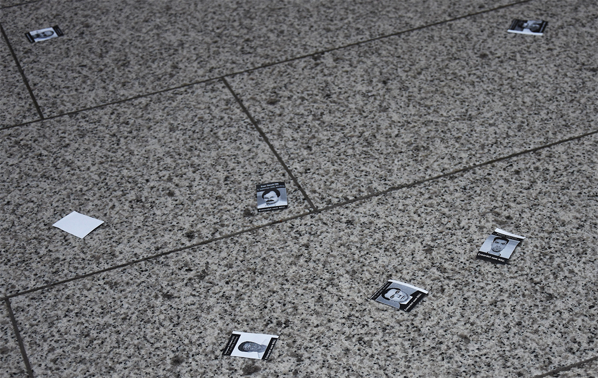 Caffier verteilt Bilder der NSU Opfer in Rostock