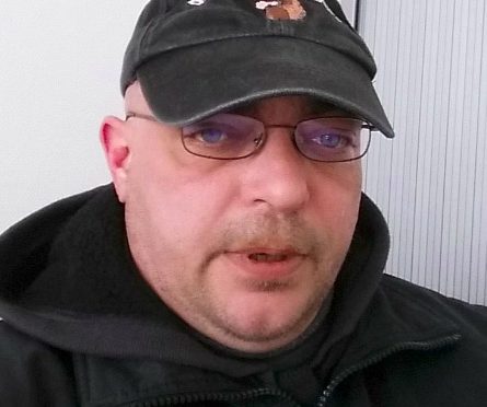 [HRO] AfD-Unterstützer bewacht Polizeiwache während AfD-Demonstration in Rostock