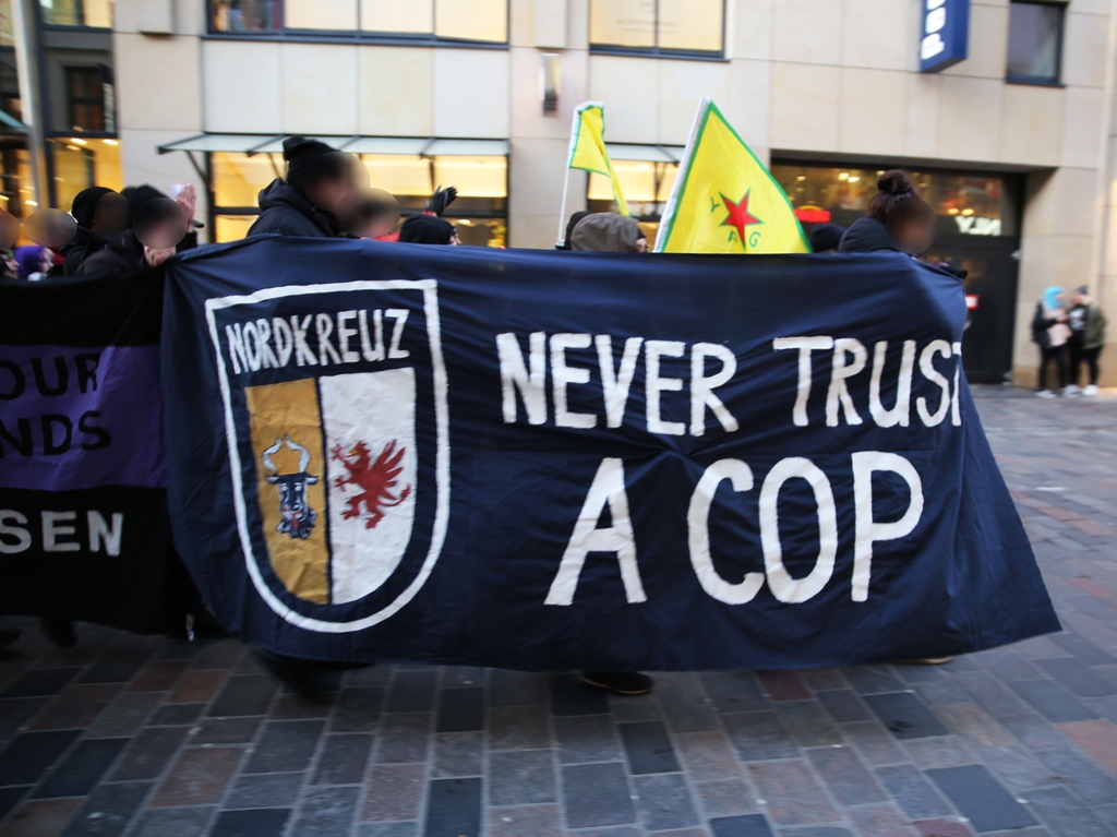 Solidarisch ins neue Jahr - 250 Menschen bei antifaschistischer Neujahrsdemo