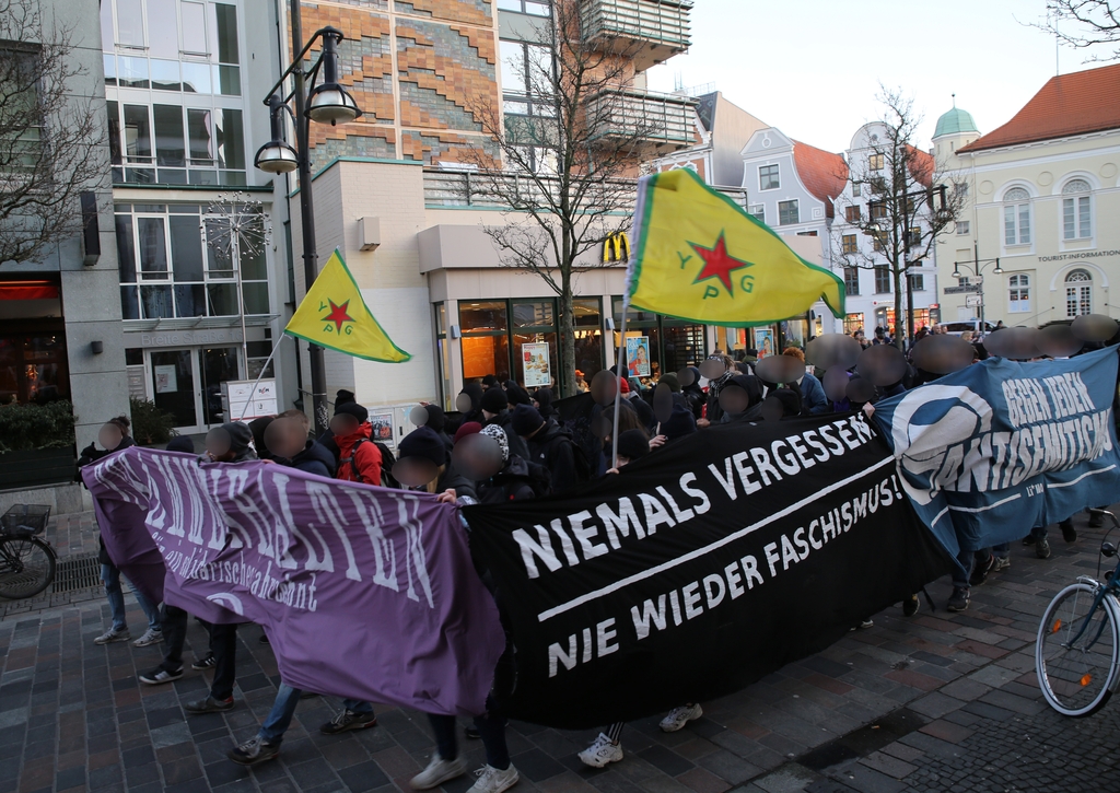 Solidarisch ins neue Jahr - 250 Menschen bei antifaschistischer Neujahrsdemo