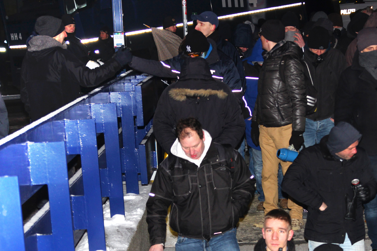 Martin Fitsch klatscht mit einem bekannten Hamburger SKB per Handschlag ab – Quelle: Recherche-Team