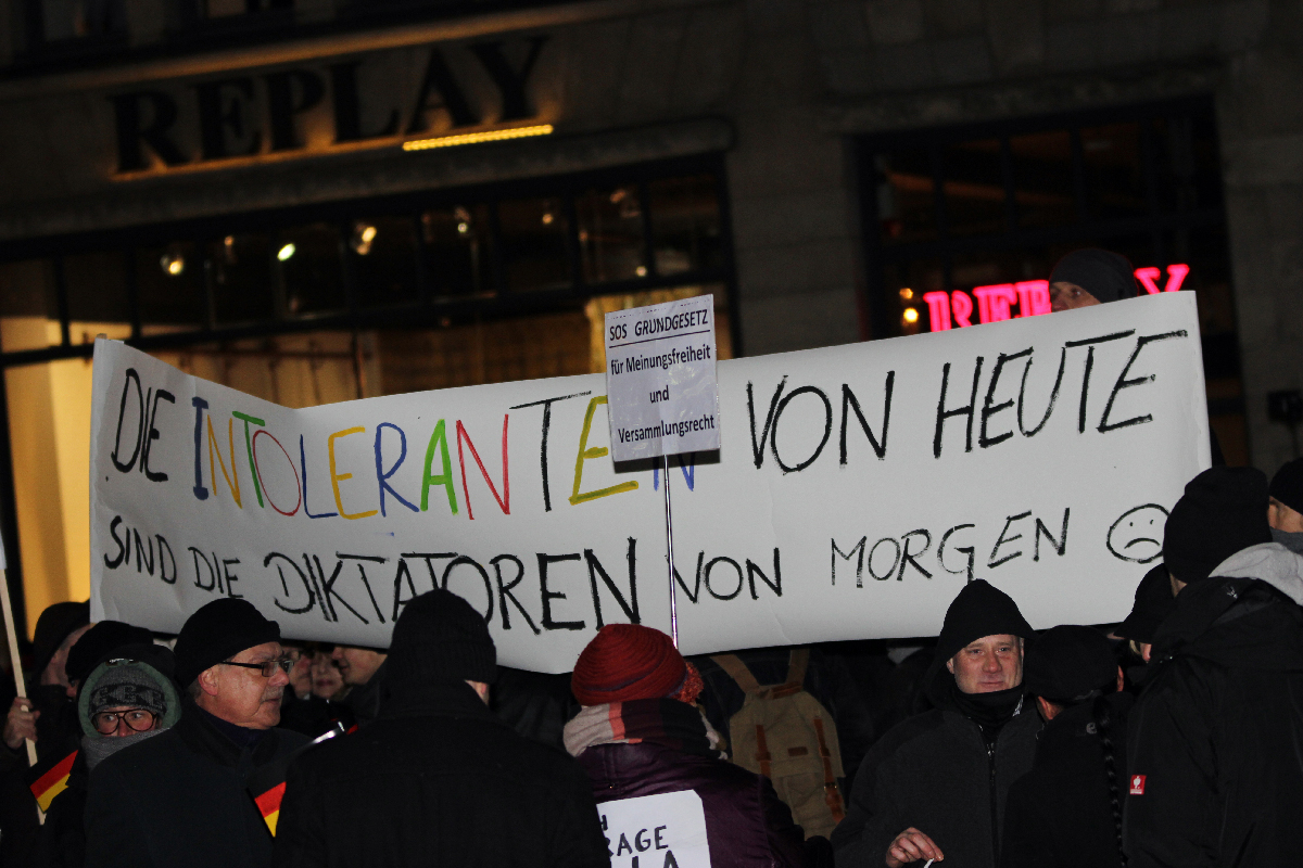 26.02.2018 – Sven Reichert (rechts im Bild) bei «Merkel muss weg»-Kundgebung in Hamburg – Quelle: Recherche-Team