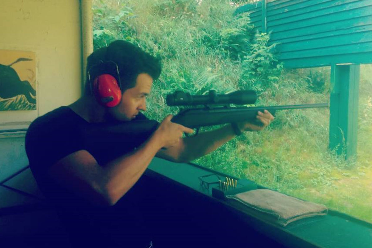 Dario Seifert in Pose auf dem Schießstand in Lüssow. Getaggt ist das Bild in den sozialen Netzwerken mit den Worten „Gemeinschaft“ und „Disziplin“