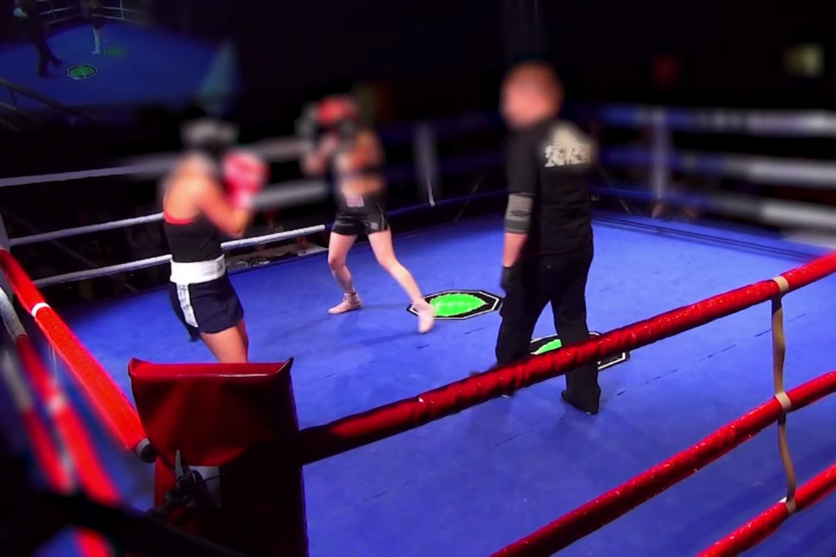 KdN 2016: Kampf von Julia Thomä (links) gegen „Angie“, während Malte Redeker als Ringrichter wirkt