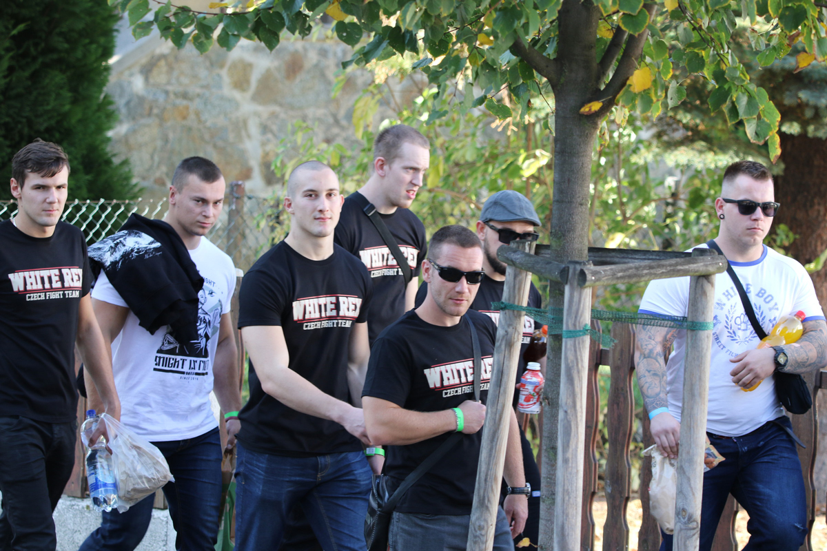 Das tschechische Team auf der Anreise in Ostritz im Oktober 2018, darunter auch „David“ (2.v.l.) – Bildrechte: Pixelarchiv