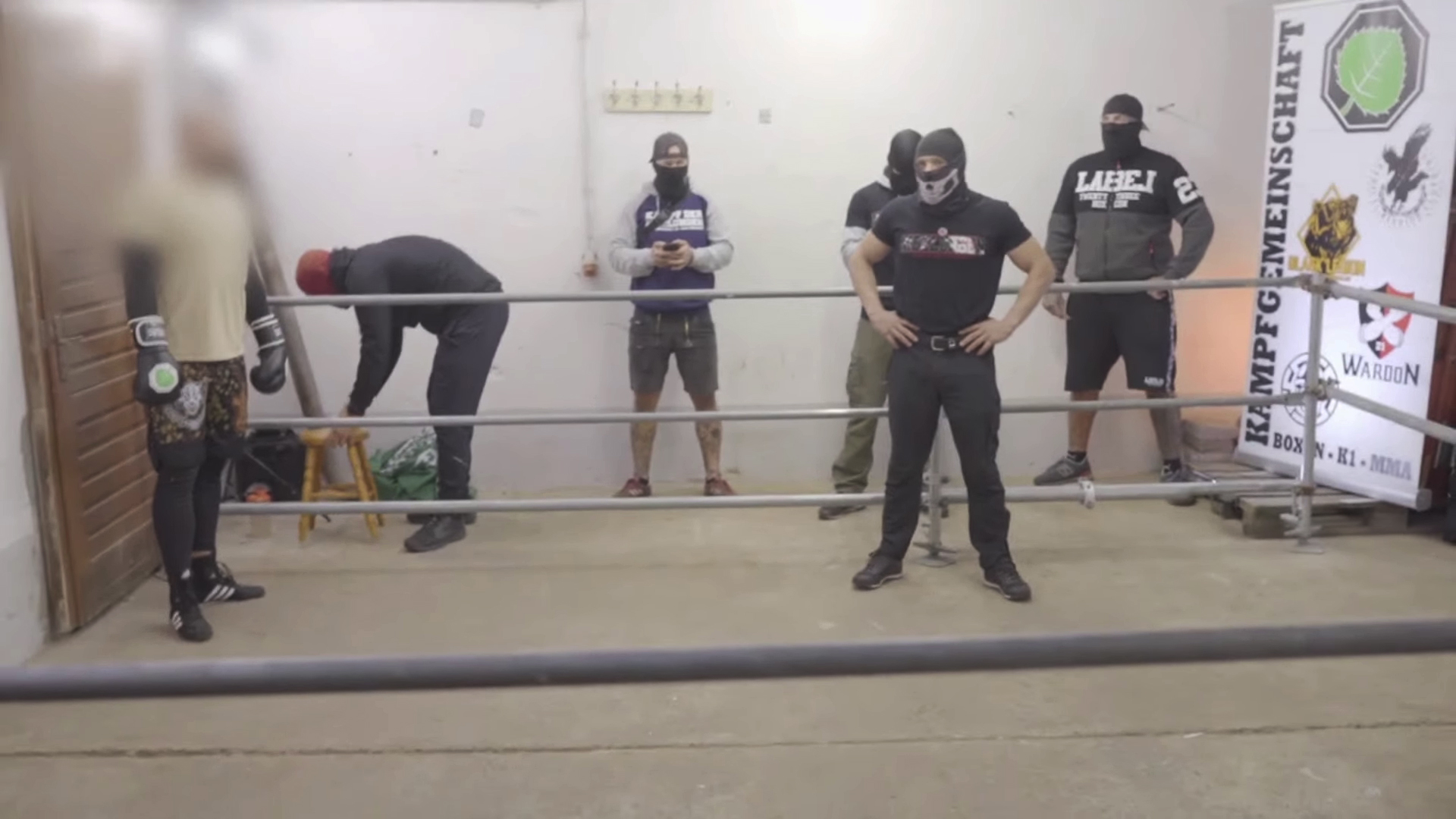 KdN 2020 im Heizungskeller: links Oliver Oeltze, 3.v.l. Sebastian Glaser und als Ringrichter Tobias Vogt