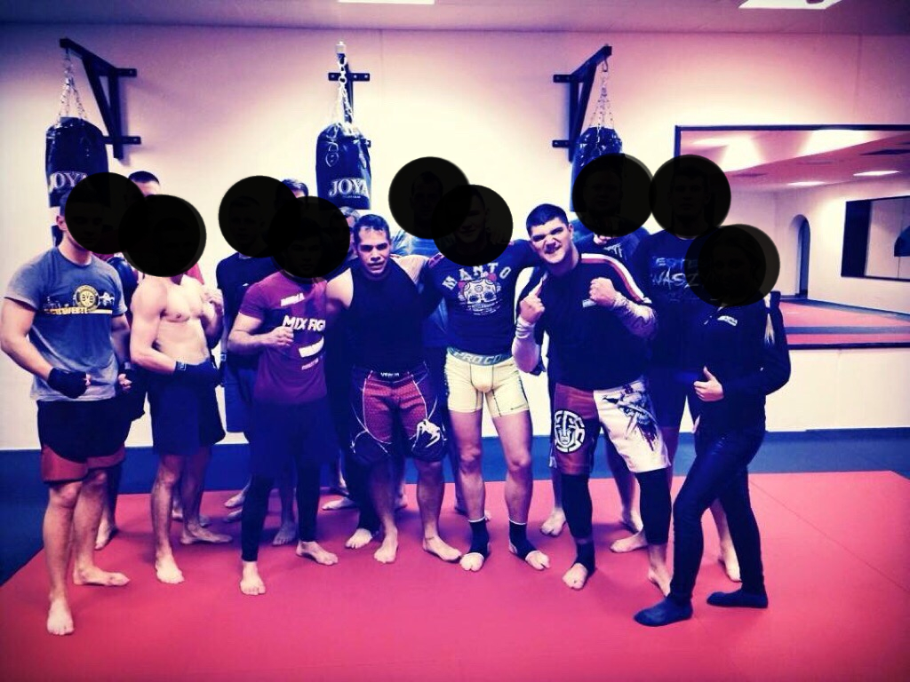 Timo Kersting (mittig) und Denis Nikitin (rechts) im Gym „Arena Dortmund“