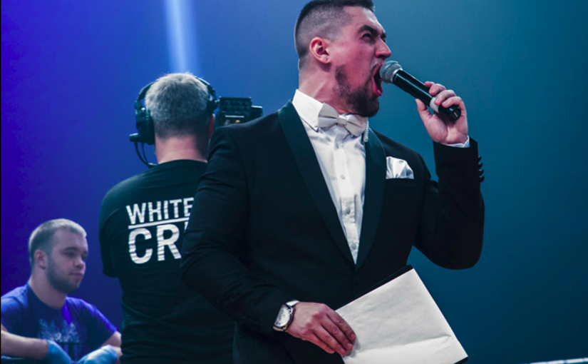 Nikita Cain, Sänger der NS-Hardcore Band „You Must Murder“ als Ringsprecher bei einer der „White Rex“-Evens