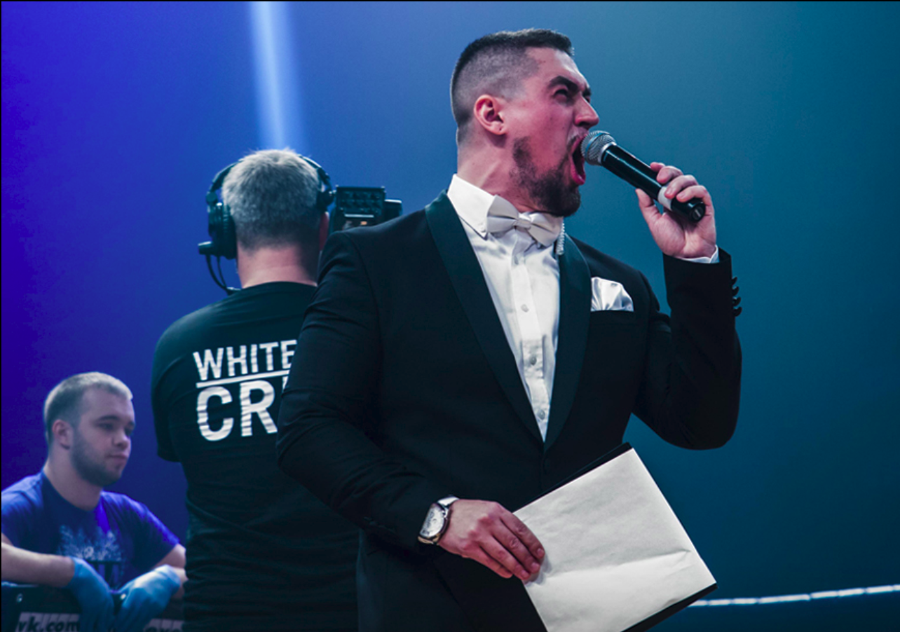 Nikita Cain, Sänger der NS-Hardcore Band „You Must Murder“ als Ringsprecher bei einer der „White Rex“-Evens