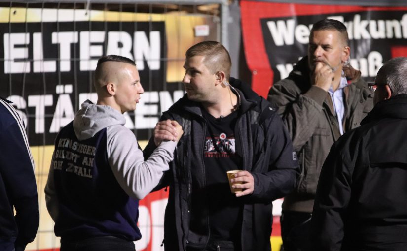 v.l.n.r.: David Mallow, Alexander Deptolla und Thorsten Heise auf dem „Schild & Schwert-Festival“ im November 2018 in Ostritz (Quelle: Flickr Endstation Rechts)