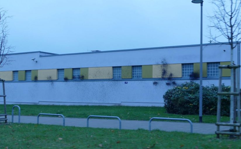 [HRO] Farbe auf Polizeiwache – Morde der Bullen aufklären – Freiheit für alle Antifas