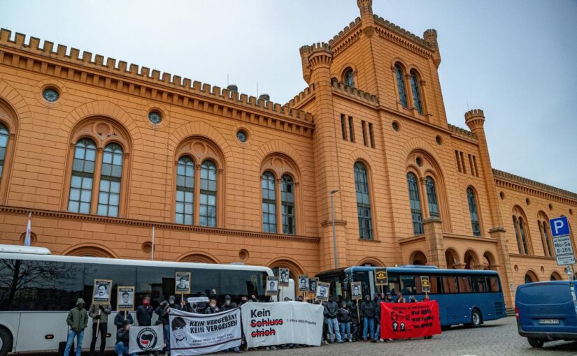 Antifaschistsiche Bustour im Gedenken an Mehmet Turgut: Von antifaschistischem Gedenken, Neonazis und der Gefahrenabwehr des Staates.