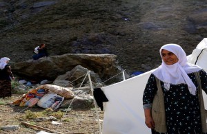 Friedens- und Samstagmütter schließen sich bei Gever den lebenden Schutzschilde an