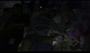 Verwundeter zeigt Victoryzeichen