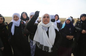 Frauen marschieren in Botan