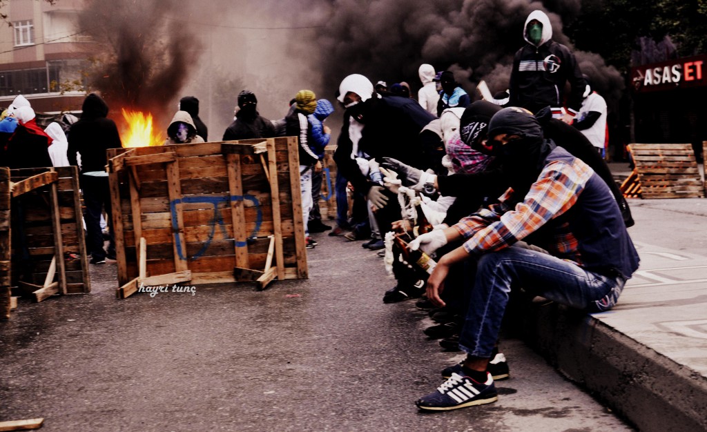 Jugend an brennender Barrikade