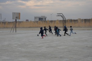 Kinder spielen Fußball auf dem Schulhof