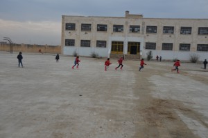 Kinder spielen in der Pause
