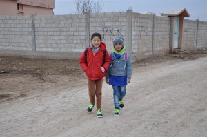 Kinder auf dem Schulweg