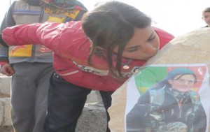 Junge Frau küsst den Grabstein von Berivan Arin