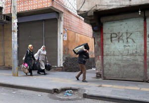 15.03.2016, Baglar, Menschen fliehen aus dem umkämpften Stadtteil