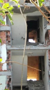 Vorderseite des völlig zerstörten Gebäudes