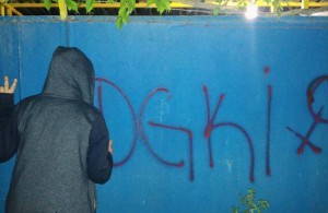 Graffiti der Revolutionären Jungen Frauen Initiative (DGKİ – Devrimci Genç Kadın İnisiyatifi)
