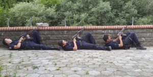 Polizisten suchen Schutz