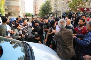 Verletzte und Verhaftungen nach der Festnahme der Co-BürgermeisterInnen in Amed