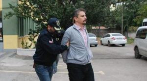 Alp Altinörs wird in Handschellen abgeführt