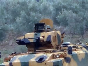 Schweres militärisches Gerät an der Grenze zum Kanton Afrîn | Foto: ANHA 