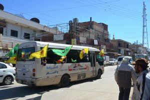 Männer, Frauen und Jugendliche des Kantons Cizîrê auf dem Weg nach Qereçox