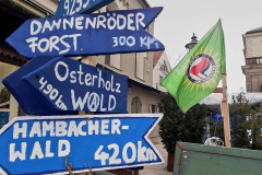 Wegweisendes auf dem Klimacamp Augsburg.