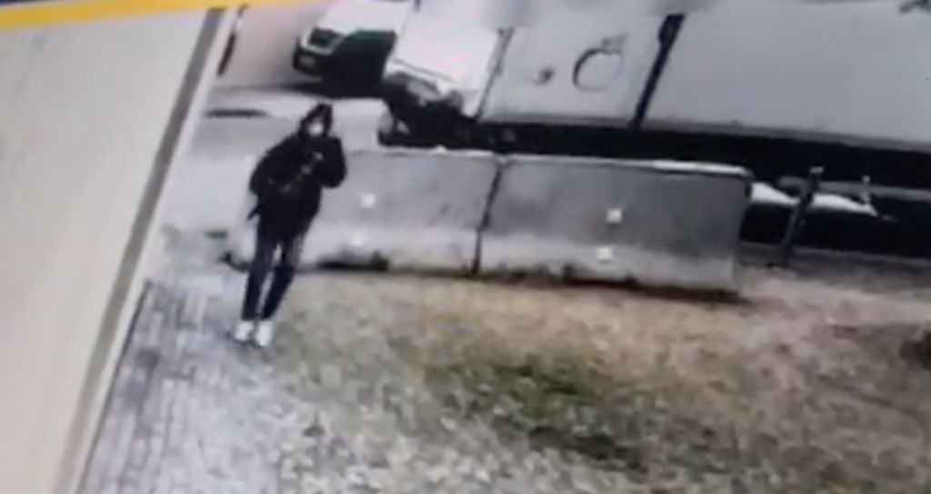 Abbildung 5: Bilder der Überwachungskamera an der Synagoge vom Täter des Brandanschlages Quelle: Twitter @SimonSoesan