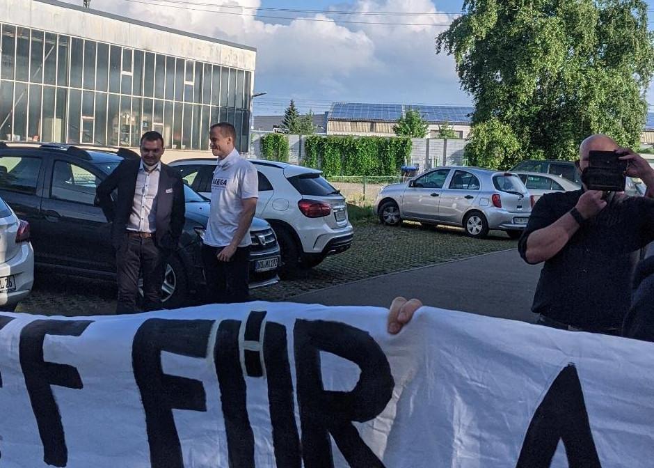 Abbildung 3: von links nach rechts: Franz Schmid, Nicolas Brickenstein und Marcel Patzke auf dem Parkplatz vom Gut Holz Quelle: Kollektiv.26