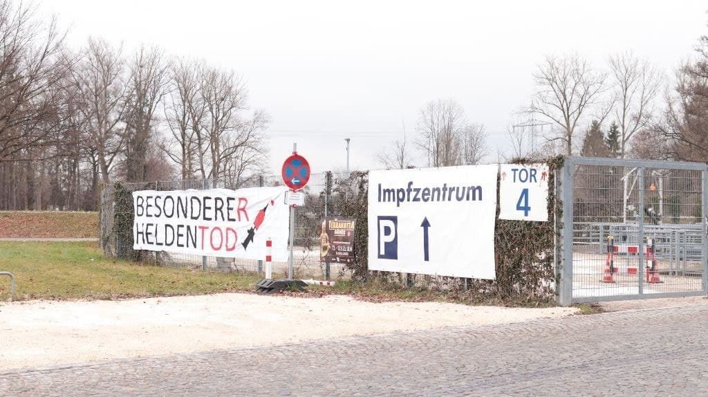 Abbildung 1: Aufgehängtes Banner mit der Aufstrift "Besondere(r) Helden(tod)" am Impfzentrum