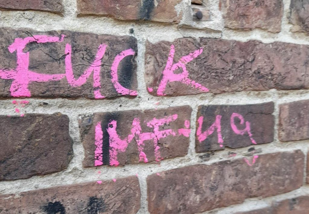 Schmiererei "FUCK IMPFUNG"