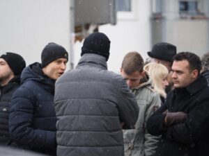 Vielergruppe unterhält sich darunter Franz Schmid und Nicolas Brickenstein