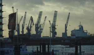 Atomfrachter "Bluemaster2" am 28.1.2016 inHH am Süd-West Terminal der C.Steinweg, Blick vom Baumwall