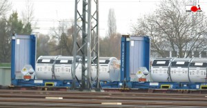 Zwei mit nicht angereichertem Uranhexafluorid beladene Flatracks (UN-Nummer: 2978) auf den Containertragwagen auf dem Hafenbahnhof Hamburg-Süd (Güterbahnhof Hamburg-Süd) 17.11.2016