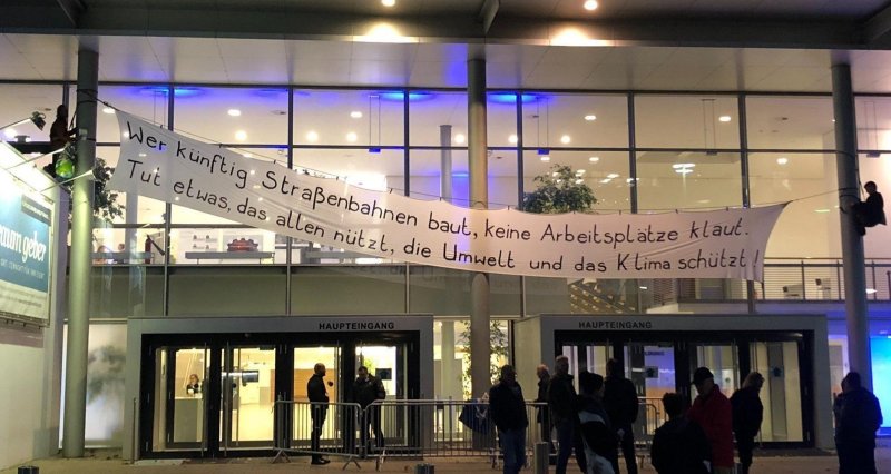 Banneraktion bei Trinity-Bürger*innenversammlung