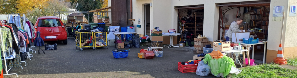 Der Hof vor dem Umsonstladen mit allen Sachen die aufgeräumt werden.