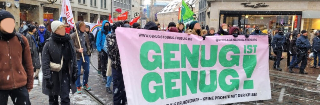 Demonstrationsspitze mit dem Banner Genug ist Genug!
