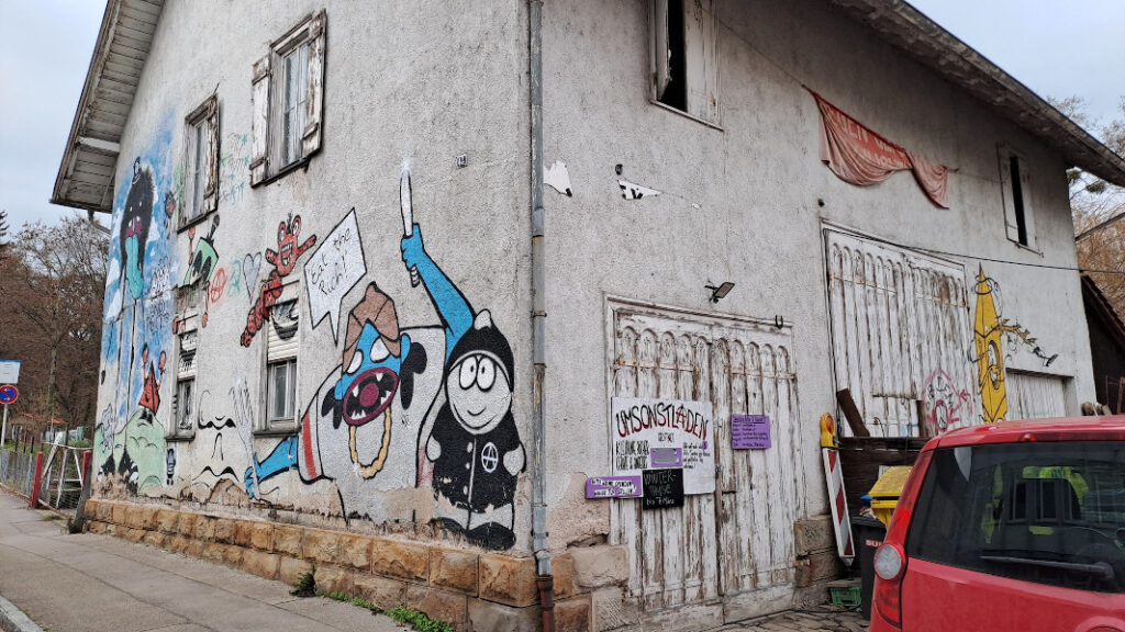 Das Haus des Umsonstladens Nürtingen mit der Eingangstür wo Informationen für den Umsonstladen stehen.