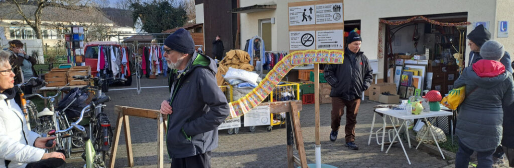 Vor Beginn des Umsonstladen von außen